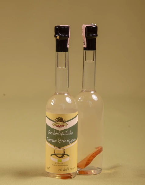 Bio körtepálinka -Favréné körte ágyon- 44% 100ml Bio körtepálinka -Favréné körte ágyon- 44% 100ml
