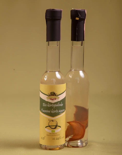 Bio körtepálinka -Favréné körte ágyon- 44% 200ml Bio körtepálinka -Favréné körte ágyon- 44% 200ml