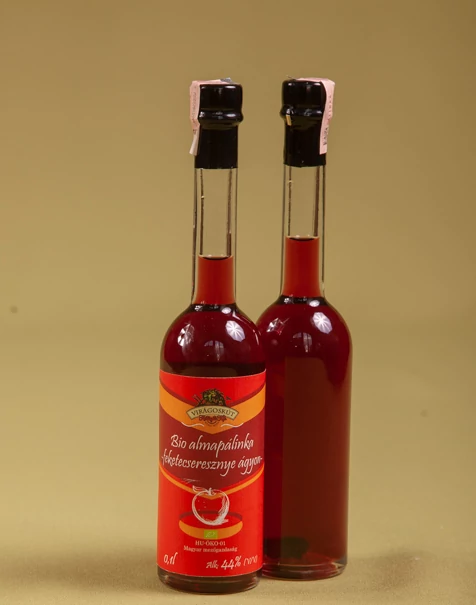 Bio almapálinka -feketecseresznye ágyon- 44% 100ml Bio almapálinka -feketecseresznye ágyon- 44% 100ml