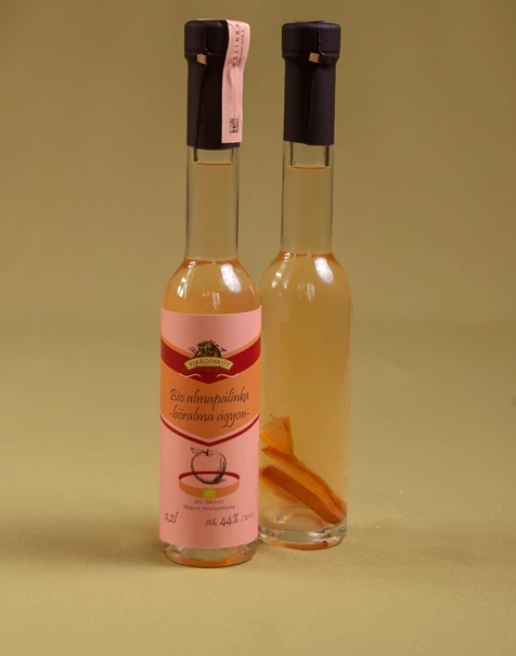 Bio almapálinka -bőralma ágyon- 44% 200ml Bio almapálinka -bőralma ágyon- 44% 200ml