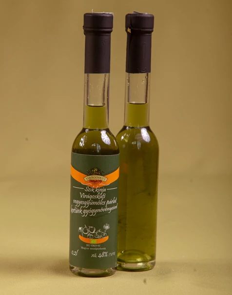 Szík kínja -Virágoskúti bio vegyesgyümölcs párlat kertünk gyógyfüveivel- 200ml 48% Szík kínja -Virágoskúti bio vegyesgyümölcs párlat kertünk gyógyfüveivel- 200ml 48%
