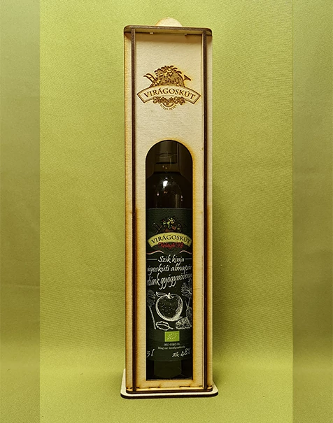 Szík kínja -Virágoskúti bio almapárlat kertünk gyógynövényeivel- 500ml 48%, díszdobozban