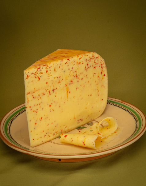Bio érlelt félkemény sajt -paprikás-fokhagymás-