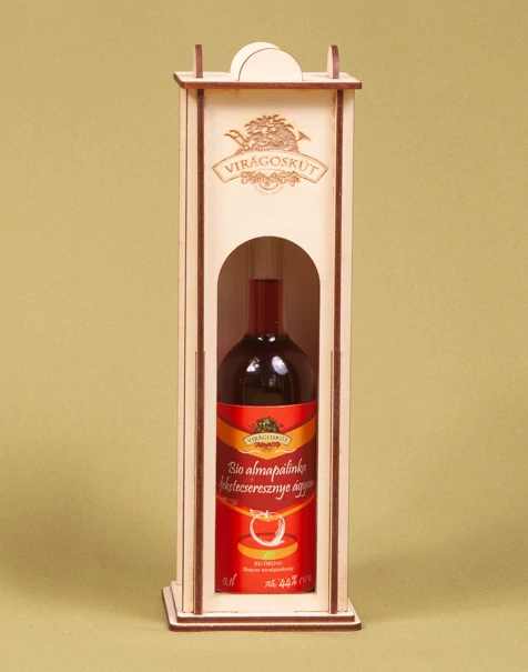 Bio almapálinka -feketecseresznye ágyon- 44% 100ml, díszdobozban