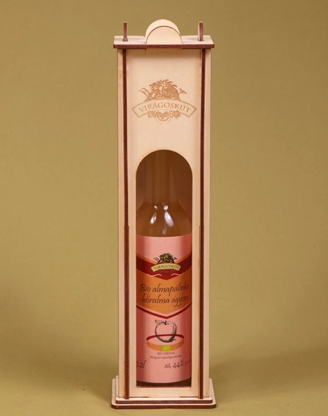 Bio almapálinka -bőralma ágyon- 44% 200ml, díszdobozban
